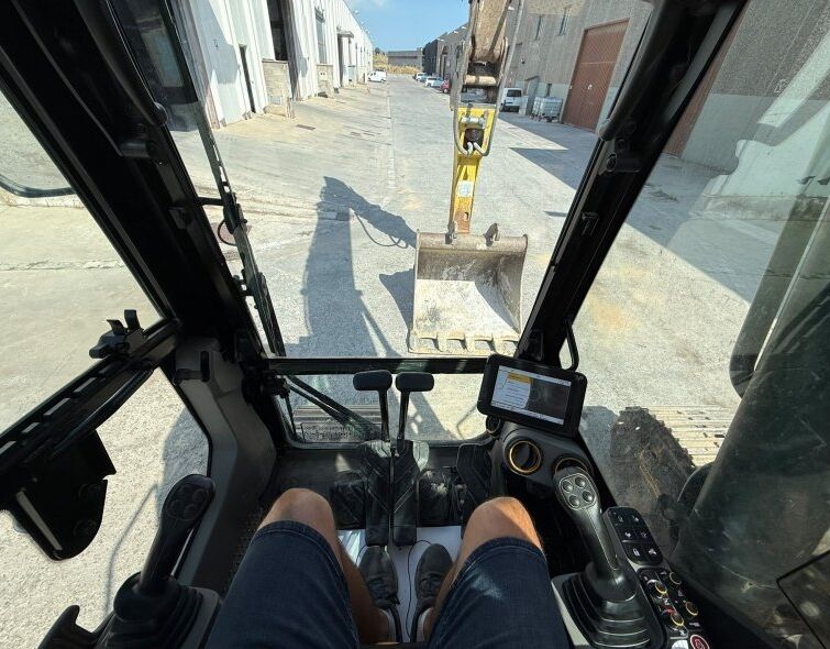 JCB 210 XLC **EPIROC HAMMER**